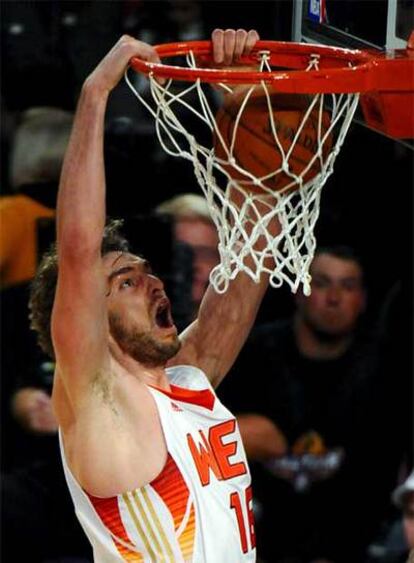 Pau Gasol hace un mate en <i>el</i> <i>partido de las estrellas</i> de la NBA.