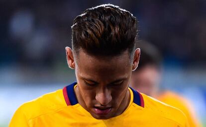 Neymar, al abandonar el césped de Anoeta.