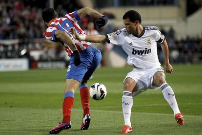 Pepe pelea un bal&oacute;n con Diego Costa.