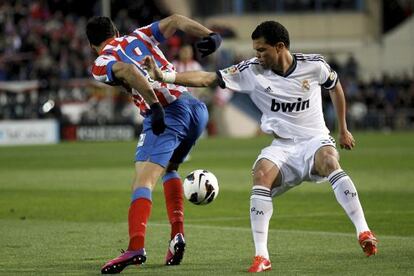 Pepe pelea un balón con Diego Costa.
