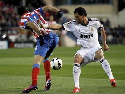 Pepe pelea un bal&oacute;n con Diego Costa.