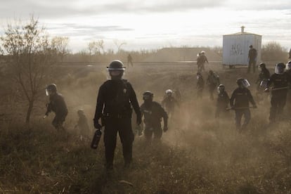 Policías antidisturbios junto al oleoducto Dakota Access Pipelines (EE UU).