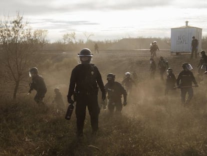 Policías antidisturbios junto al oleoducto Dakota Access Pipelines (EE UU).