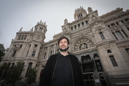 Álvaro Bonet frente al Palacio de Cibeles, actual sede del Ayuntamiento, uno de los edificios más icónicos de Antonio Palacios