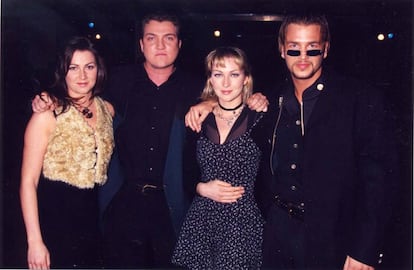 Ace of Base (Jenny, Jonas, Linn y Ulf) durante los premios Billboard de 1994, en los que fueron galardonados con el premio 'Top new artist' (mejor artista nuevo). Se celebraron unos meses después del ataque de una fan en casa de la familia Berggren.