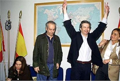 Los empresarios José Antonio Tremiño y Francisco Rodriguez, en la base aérea de Getafe.