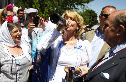 Esperanza Aguirre, candidata popular al ayuntamiento de Madrid, visita la Pradera de San Isidro.