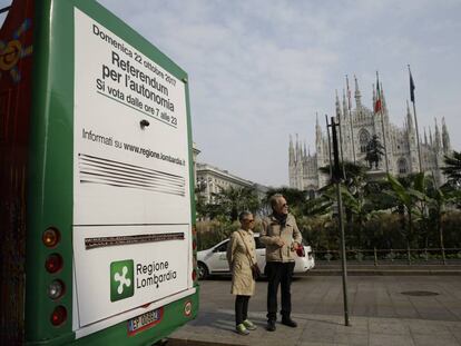 Un autobús anuncia a Milà el referèndum del pròxim 22 d'octubre.