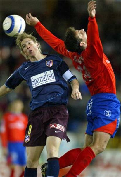 Torres y Palacios luchan por el balón.