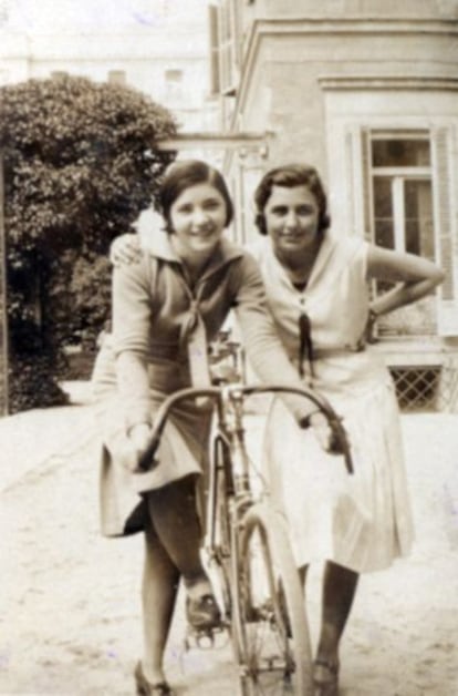 Herminia Adrados y Pilar Rosado de la Iglesia, delante de uno de los edificios de la Residencia de Señoritas, curso 1930-1931.