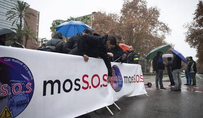 Varios policías protestan frente a Interior, cortando la calle Diputación.