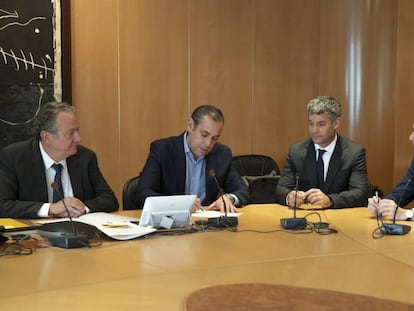 De izquierda a derecha, Miguel Ángel Cayuela, consejero delegado de Santillana; Manuel Mirat, consejero delegado de PRISA; Alejandro Sorgentini, socio de Victoria Capital Partners; y Xavier Pujol, secretario general de PRISA.