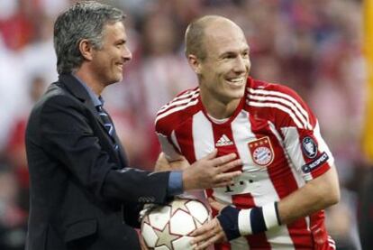 Robben, junto a Mourinho, en una acción del partido.