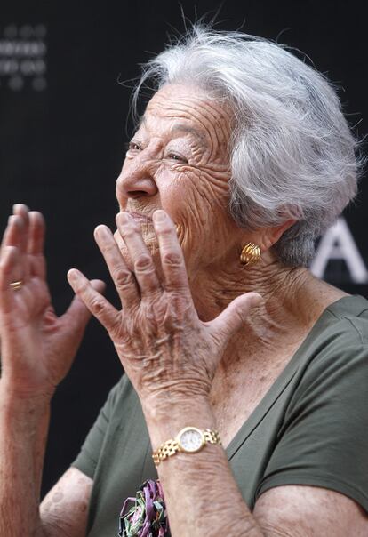 La actriz Asunción Balaguer, que fue esposa del fallecido Paco Rabal, ha acudido a la calle de Martín de los Heros para recibir la estrella de su marido.