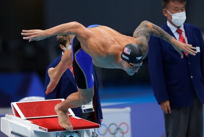 El nadador Caeleb Dressel de Estados Unidos durante la semifinal de 100m libres en los Juegos Olímpicos de Tokio 2020