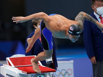 El nadador Caeleb Dressel de Estados Unidos durante la semifinal de 100m libres en los Juegos Olímpicos de Tokio 2020
