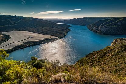 Geográfica, política y culturalmente, Fayón es un lugar de cruces: el de las provincias de Zaragoza, Tarragona y Lleida; el de las Comunidades Autónomas de Aragón y Cataluña; el del uso cotidiano del catalán en tierras zaragozanas; y la confluencia del río Ebro con el Matarraña. Y es, precisamente, su cercanía fluvial la que ha marcado su historia. El 20 de noviembre de 1967 el Pueblo Viejo (Poble Vell) de Fayón (Faió) fue totalmente anegado por las aguas del Ebro, a consecuencia de la construcción del embalse de Ribarroja, en la imagen.