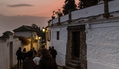 Participantes en la ruta temática Albaicín Oscuro, en las calles del barrio granadino.