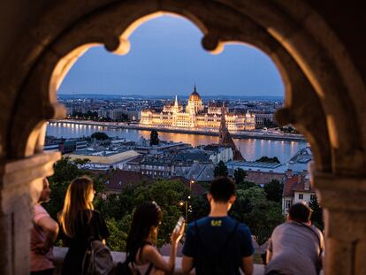 Turistas disfrutan de la vista del parlamento húngaro en Budapest, desde el barrio del Castillo de Buda, el 7 de junio de 2022.