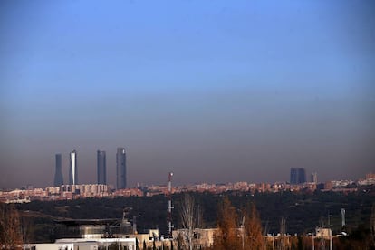 Perfil de Madrid, con la &#039;boina&#039; de contaminaci&oacute;n. 