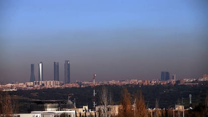 Linha do horizonte de Madri, com a “bolha” de poluição