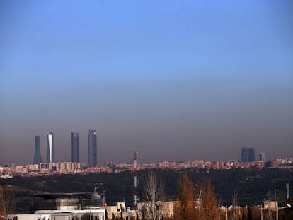 Linha do horizonte de Madri, com a “bolha” de poluição