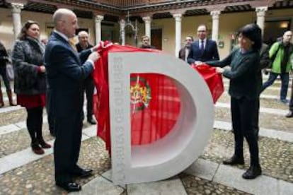 El presidente de la Diputación de Valladolid, Jesús Julio Carnero (i), junto a la presidenta de la Fundación Miguel Delibes, Elisa Delibes (d), durante la presentación esta mañana de la oferta turística de esta institución en FITUR en la que ha apostado por las rutas literarias de Miguel Delibes como reclamo turísitico.