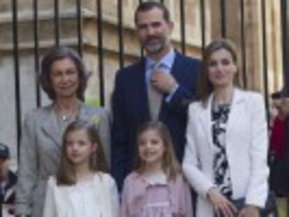 Los reyes Felipe y Letizia, sus hijas, y doña Sofía asisten a la Misa del Domingo de Resurrección en Palma de Mallorca