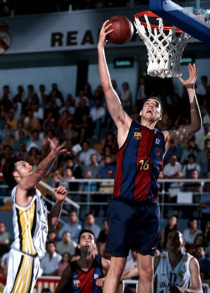 La carrera de ambos comenzó en el CB Cornellà, aunque la fulgurante progresión de Pau arrastraría también a Marc. En la imagen, el mayor de los Gasol en en la temporada 1999/2000, cuando empezó a despuntar en el Barça (se afianzaría el año siguiente), despertando el interés de algunas franquicias de la NBA.