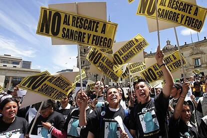 Aspecto de la manifestación que ayer exigió en Bogotá diálogo con las FARC.