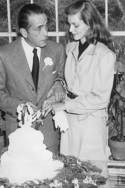 Lauren Bacall. Conoció a Humphrey Bogart en el rodaje de Tener y no tener (1944), cuando ella tenía 16 años y él 45. Se casaron solo un año después, en una granja en Ohio, dos semanas después de que se anunciara la victoria de los aliados en Europa en la Segunda Guerra Mundial. El mundo no estaba para grandes excesos, así que ella lució un sencillo traje de chaqueta. Llevó algo prestado (un pañuelo de su madre), algo azul (los zapatos), algo viejo (un brazalete) y algo nuevo (la ropa).