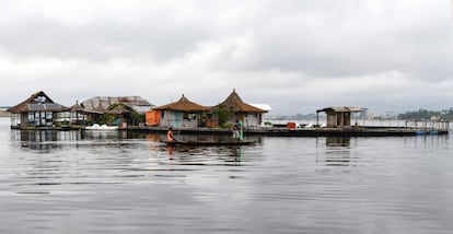 Pescadores navegan junto a una isla artificial hecha con alrededor de 700.000 desechos plásticos reciclados y recolectados en los alrededores, en la laguna Ebrie en Abidjan, Costa de Marfil. De acuerdo con la Organización de las Naciones Unidas (ONU), solo en Abidjan se producen más de 280 toneladas de desechos plásticos por día. La gestión inadecuada de los desechos es responsable de 60 por ciento de los casos de malaria, diarrea y neumonía en los niños, enfermedades que se encuentran entre las principales causas de muerte de los niños en Costa de Marfil.