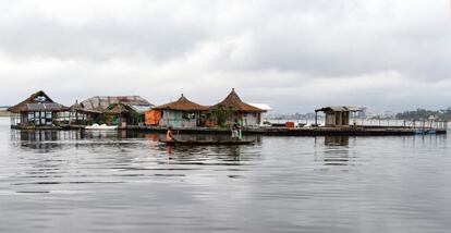 Pescadores navegan junto a una isla artificial hecha con alrededor de 700.000 desechos plásticos reciclados y recolectados en los alrededores, en la laguna Ebrie en Abidjan, Costa de Marfil. De acuerdo con la Organización de las Naciones Unidas (ONU), solo en Abidjan se producen más de 280 toneladas de desechos plásticos por día. La gestión inadecuada de los desechos es responsable de 60 por ciento de los casos de malaria, diarrea y neumonía en los niños, enfermedades que se encuentran entre las principales causas de muerte de los niños en Costa de Marfil.