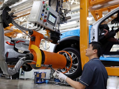 Un empleado trabaja en la línea de producción de una fábrica de coches eléctricos en Hefei, en agosto de 2022.