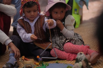 Un niño toca un triángulo para indicar que una de las sesiones ha terminado. La participación de los más pequeños es fundamental para que la experiencia sea compartida.