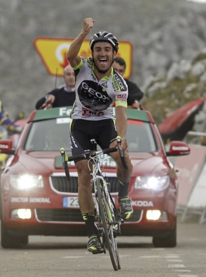 Cobo celebrates his victory atop Angliru.