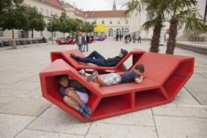 Niños jugando en el Museum Quartier, en Viena.