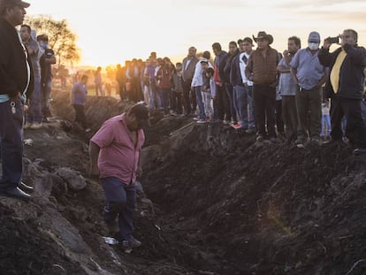 Familiares buscan en el lugar de la tragedia