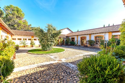 Casa principal en torno a un patio en una hacienda leonesa.