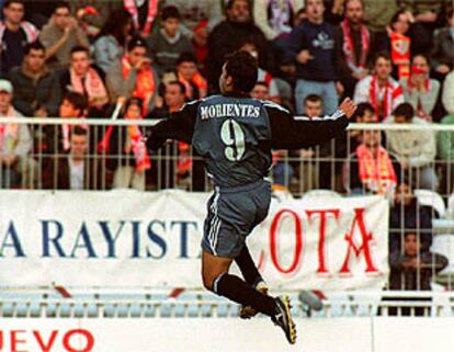 Morientes celebra su segundo gol al Rayo Vallecano.