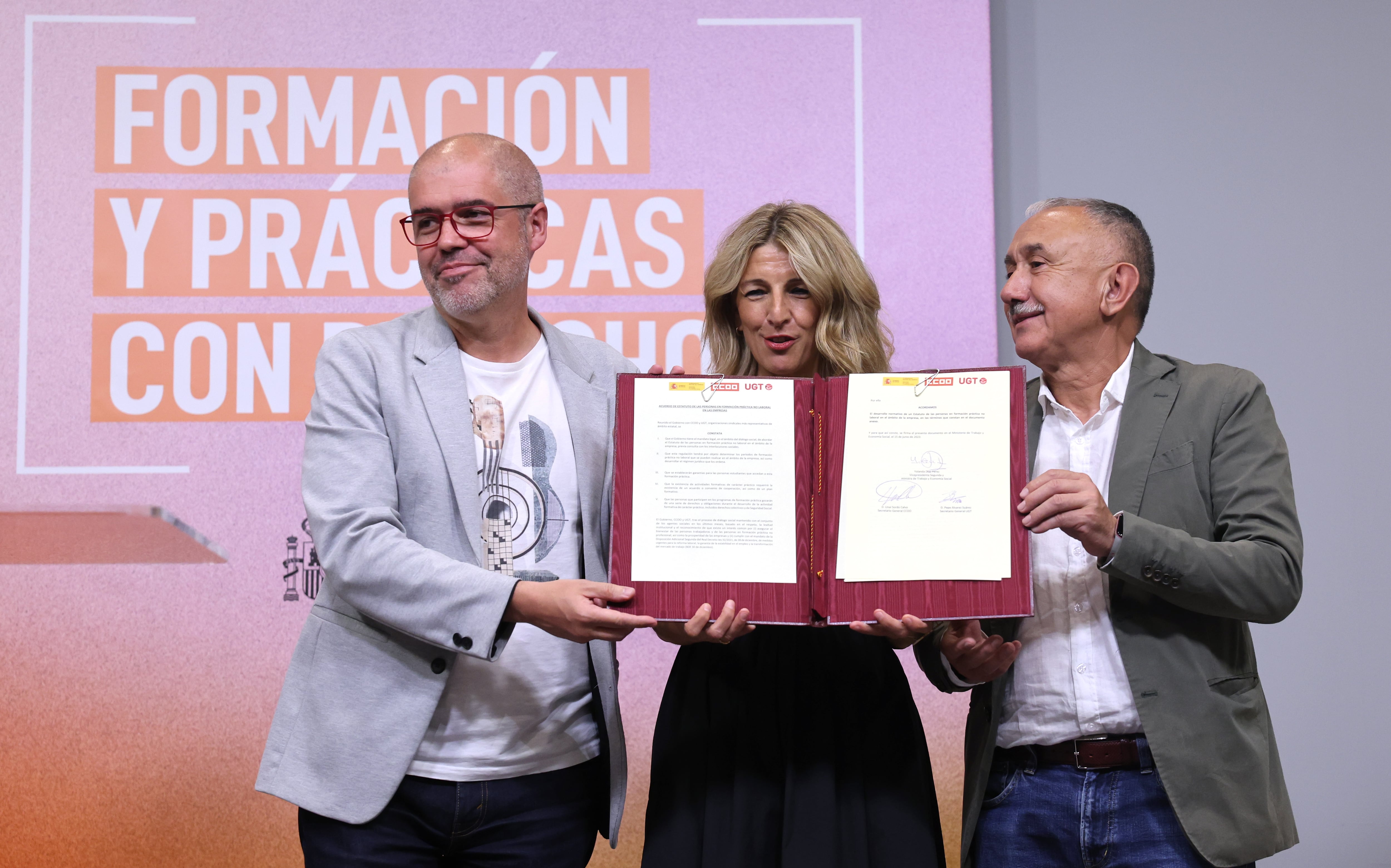 Unai Sordo, Yolanda Díaz y Pepe Álvarez, durante la firma del estatuto del becario, en Madrid en junio de 2023.