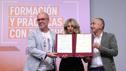 Unai Sordo, Yolanda Díaz y Pepe Álvarez durante la firma del estatuto del becario, el 15 de junio en Madrid.