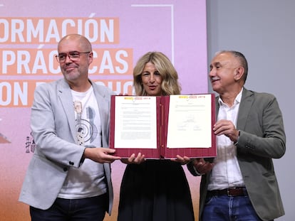 Unai Sordo (CC OO), Yolanda Díaz y Pepe Álvarez (UGT), durante la firma del estatuto del becario, este jueves en Madrid.