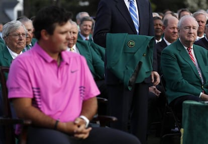 Reed necesitó embocar el último putt en el 18 bajo una tensión máxima (rondas de 69-66-67-71) antes de que Sergio García le vistiera con la chaqueta verde que el castellonense se abrochó el año pasado. En la imagen, Patrick observa la chaqueta verde durante la ceremonia de entrega de los premios.