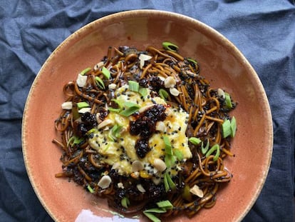 Fideos con berenjenas, ajos tiernos y huevo