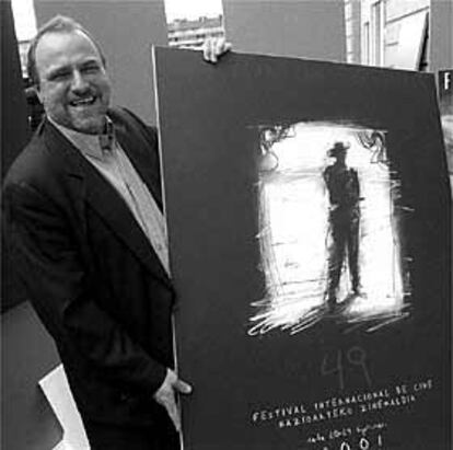 Mikel Olaciregui, director del festival, con el cartel de la 49ª edición.