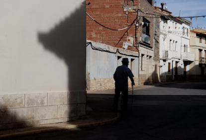 Un hombre pasea por el municipio de Fuentes Claras, en Teruel, que con 3.657 hectáreas de superficie alberga a 434 habitantes.