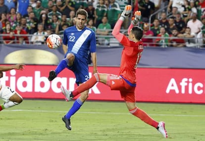 El portero mexicano Guillermo Ochoa sale al encuentro de Minor López.