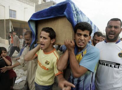 Vecinos de Sader City cargan con el ataúd de una de las víctimas tras el ataque estadounidense.