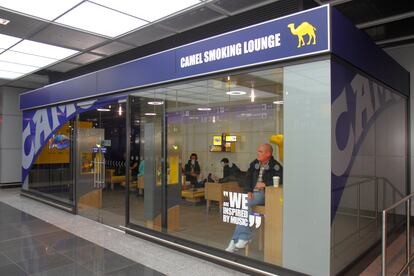 Sala de fumadores en un aeropuerto alemán.